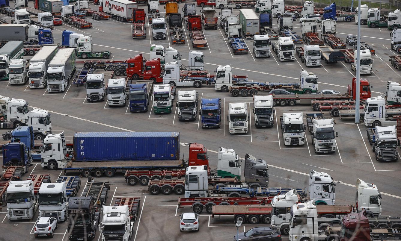 La Ertzaintza vigila este jueves los accesos al puerto de Bilbao, donde la actividad y el tráfico de camiones de mercancías son escasos en la cuarta jornada de paros. (EFE/Miguel Toña)