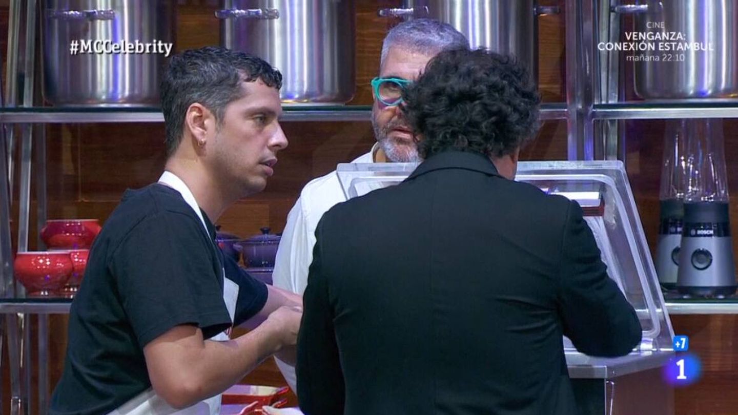Eduardo Casanova y Florentino Fernández junto al chef Pepe Rodríguez. (RTVE)