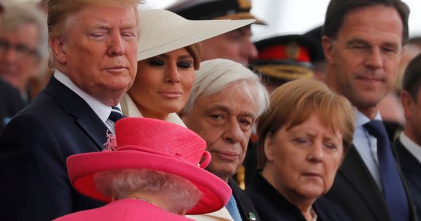 Foto: Isabel II, Trump, Melania Trump, Angela Merkel y Mark Rutte, el pasado junio. (Reuters)