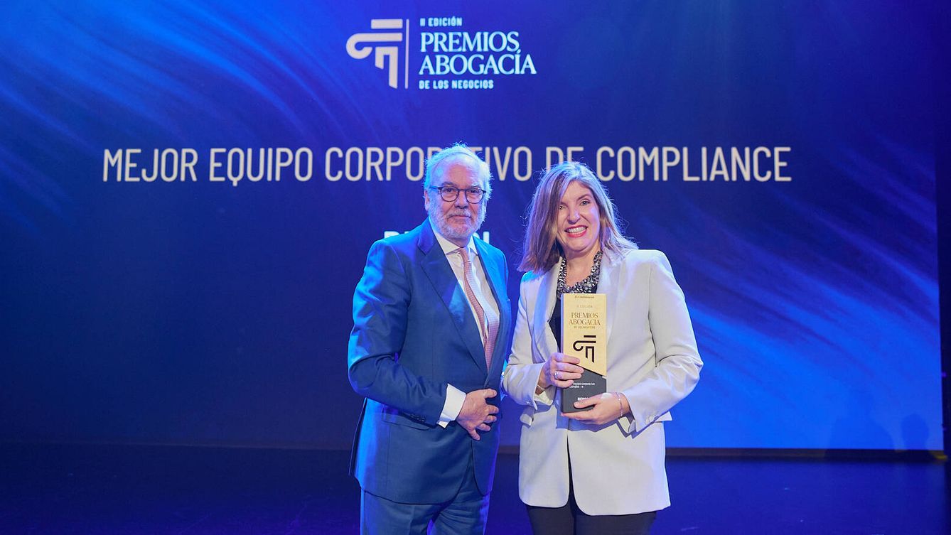 María Díaz Aldao, 'chief compliance officer' de Repsol, recoge el premio que le entrega Juan Pujol, presidente de Lefebvre, como mejor equipo corporativo de Compliance.