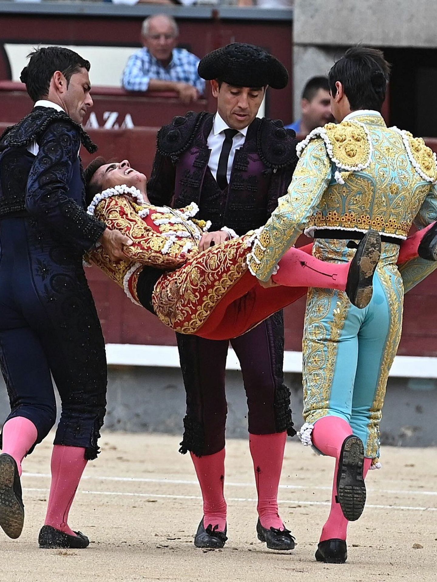 Gonzalo Caballero tras sufrir una cogida en el tradicional festejo del Día de la Fiesta Nacional. (EFE)