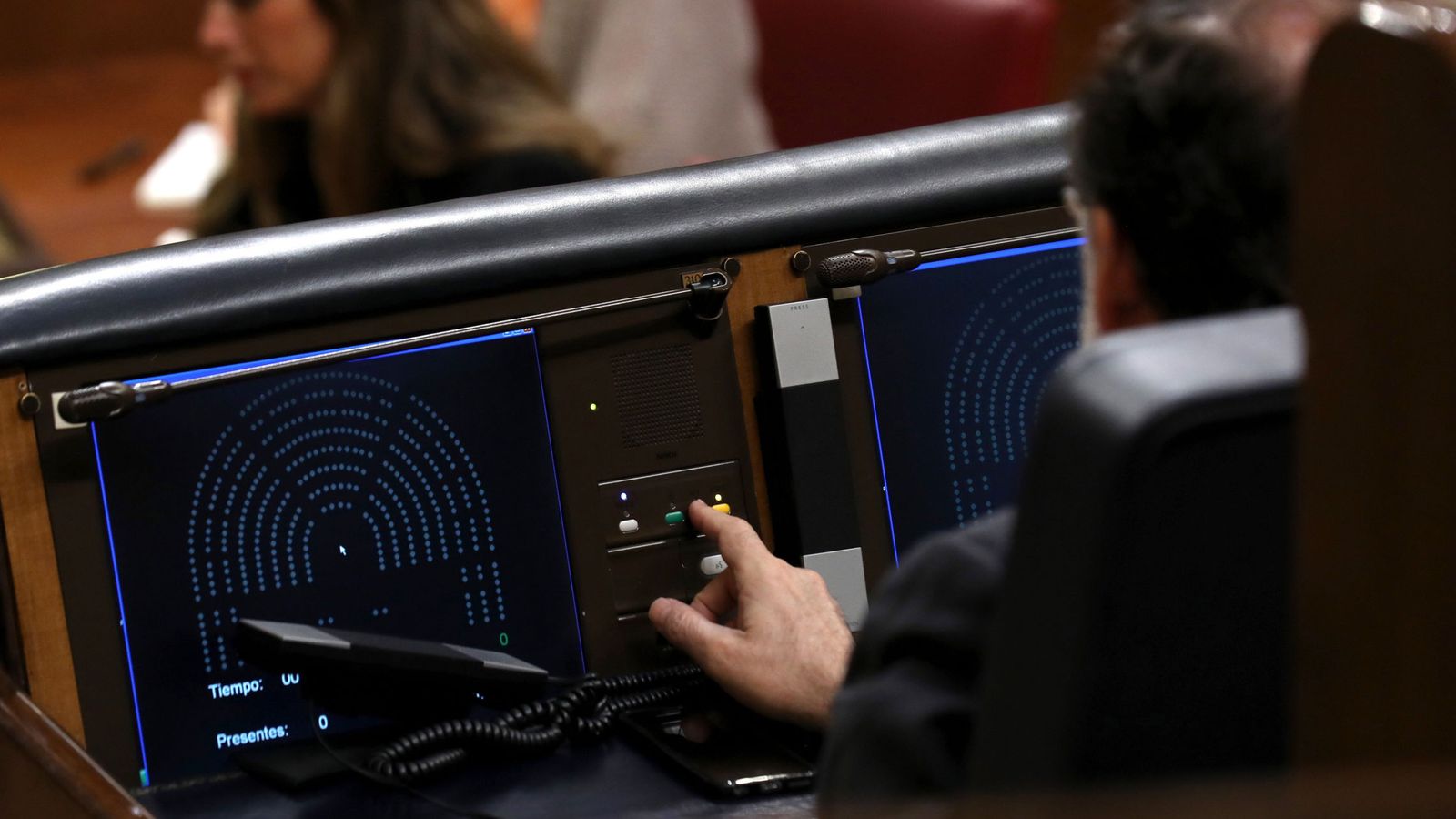 Foto: El presidente del Gobierno, Mariano Rajoy, durante la votación de las siete enmiendas a la totalidad de los PGE. (EFE)