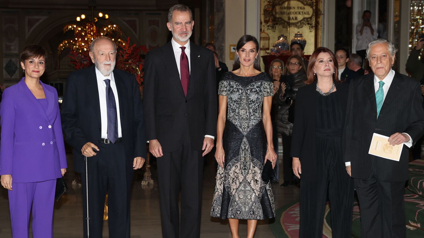 Los Reyes, en el Palace para el Premio Francisco Cerecedo. (EFE)