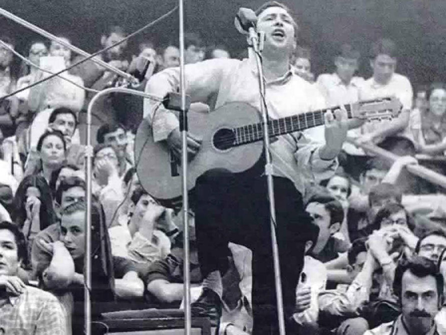 El cantautor valenciano Raimon, durante un concierto en 1968.