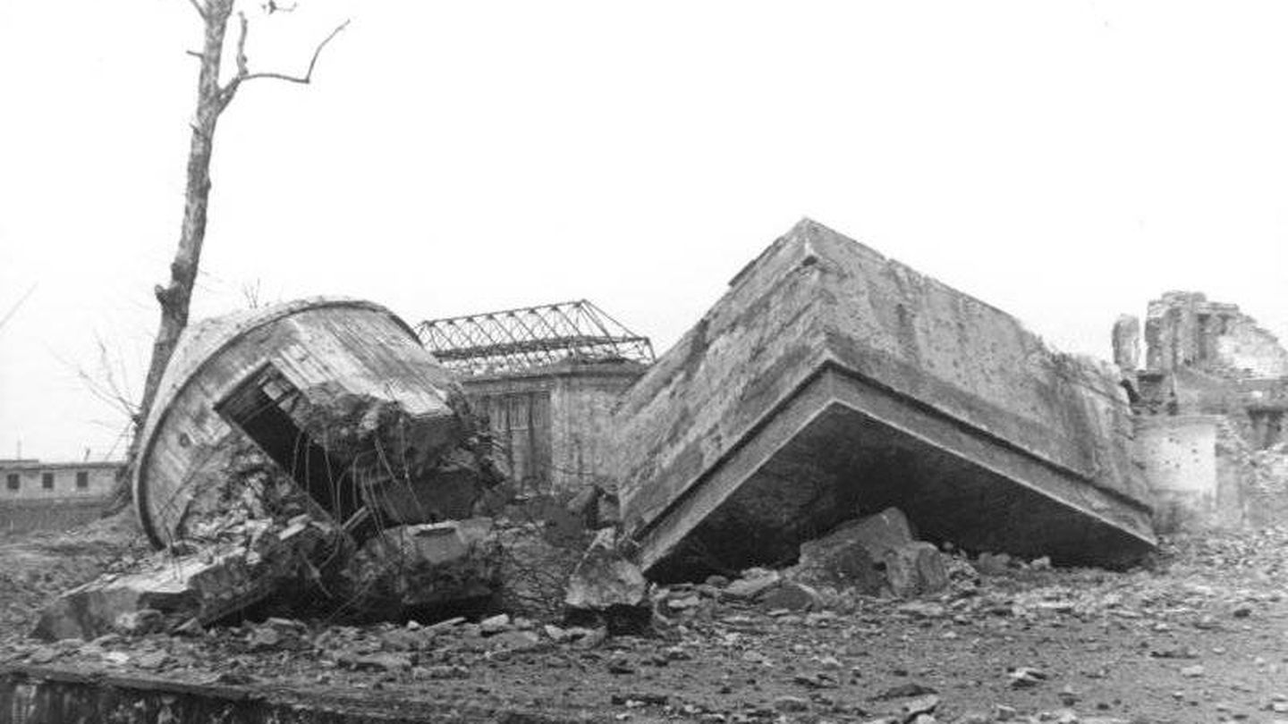 Ruinas de la salida de emergencia del Führerbunker tras su demolición en 1947. (CC / Otto Donath)
