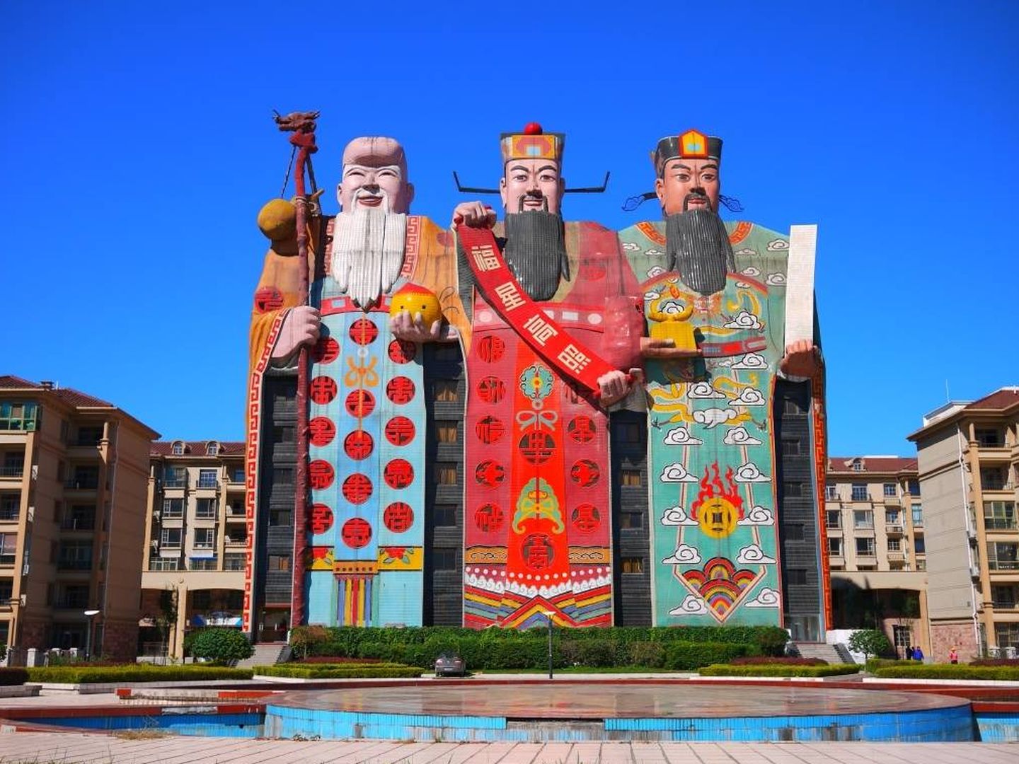 En la provincia china de Habei se encuentra este hotel en el que, por un módico precio, puedes dormir dentro de Fu, Lu y Shoy, los dioses chinos de la fortuna, la prosperidad y la longevidad.