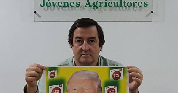 Foto: Ángel García, presidente de Asaja Extremadura, sostiene el cartel de la campaña de boicot 'Que se lo fume Trump'.