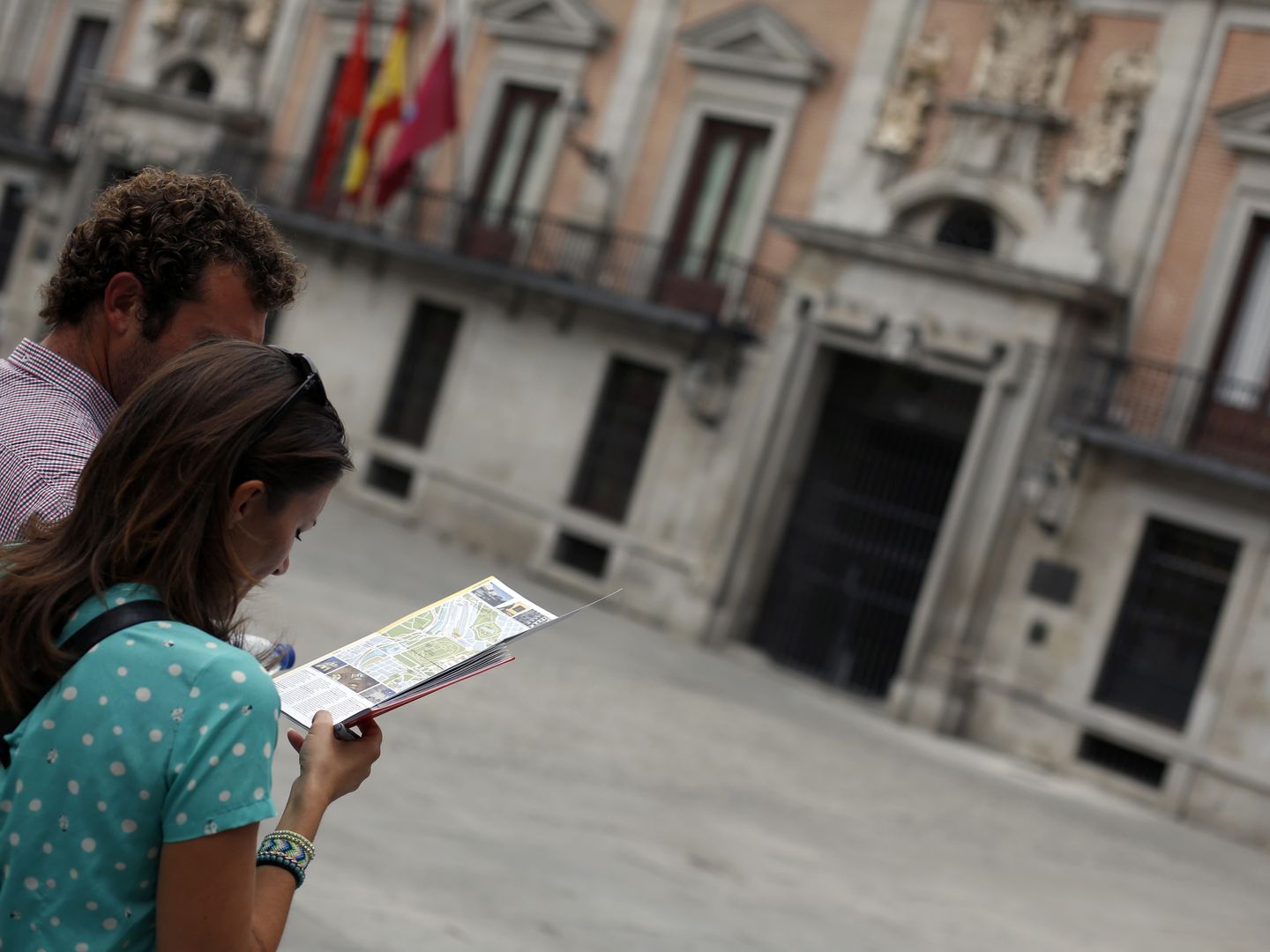 Dos turistas estudian el mapa de la ciudad de Madrid. (Reuters)