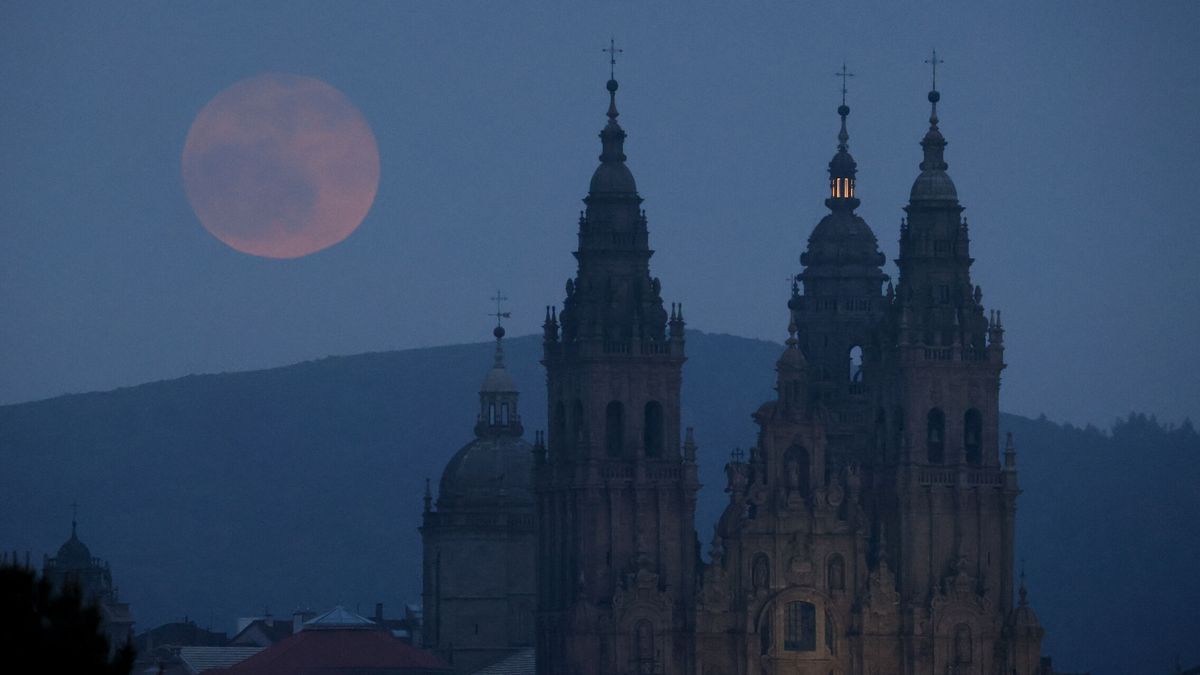 Ni Gijón ni Santander: estas son las mejores ciudades de España para ver la superluna rosa