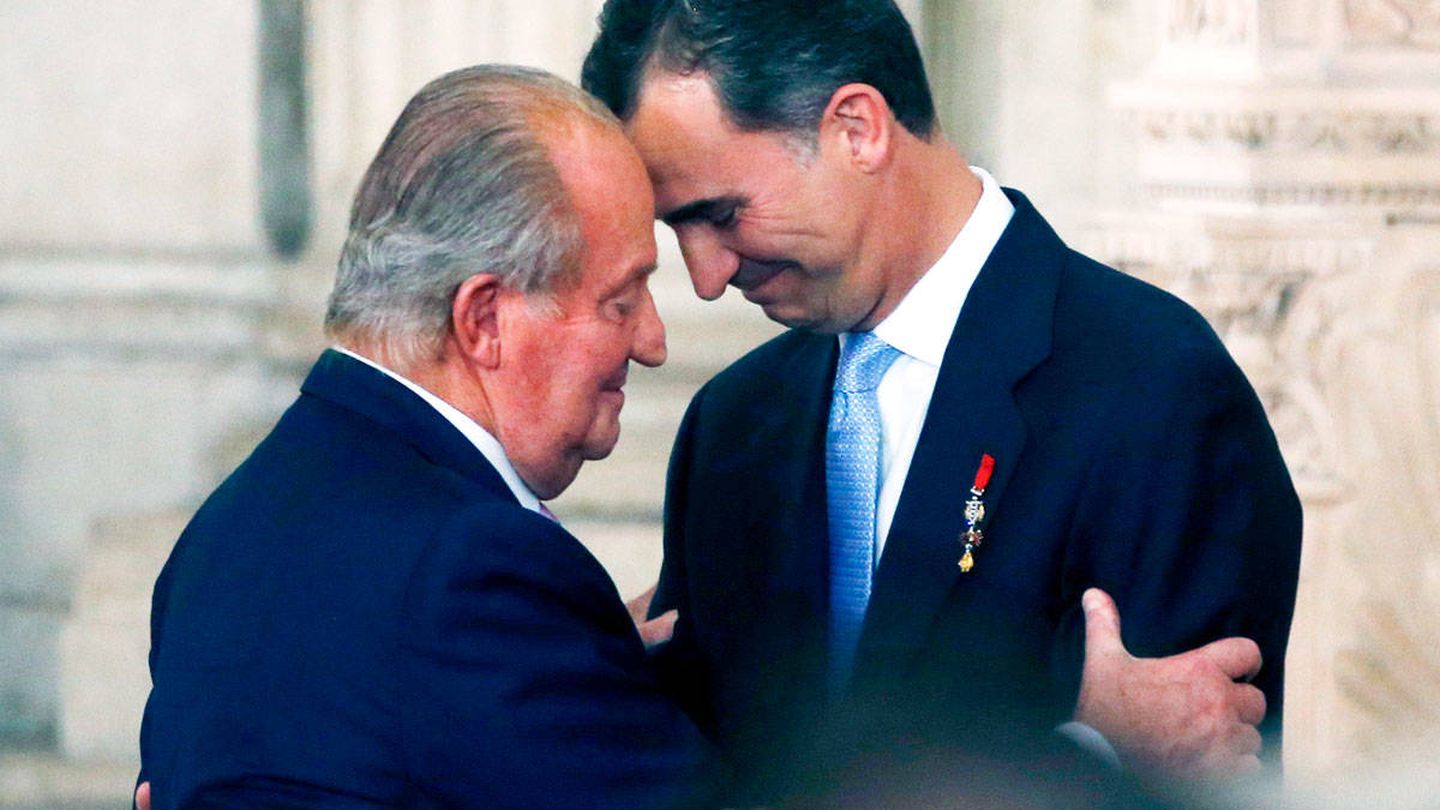 Juan Carlos I y Felipe VI, en una imagen muy conocida del relevo en la Corona. (Reuters)