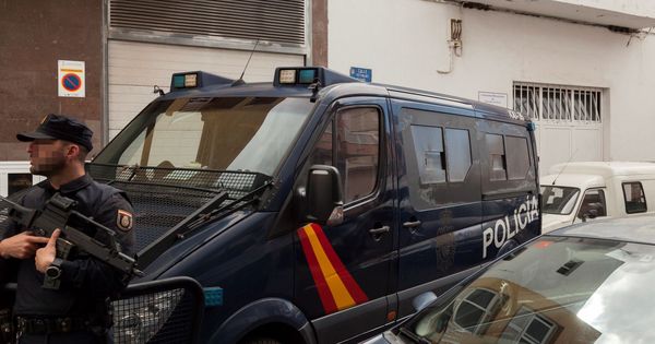 Foto: Una imagen de archivo de un furgón de la Policía Nacional en Tenerife. (EFE) 