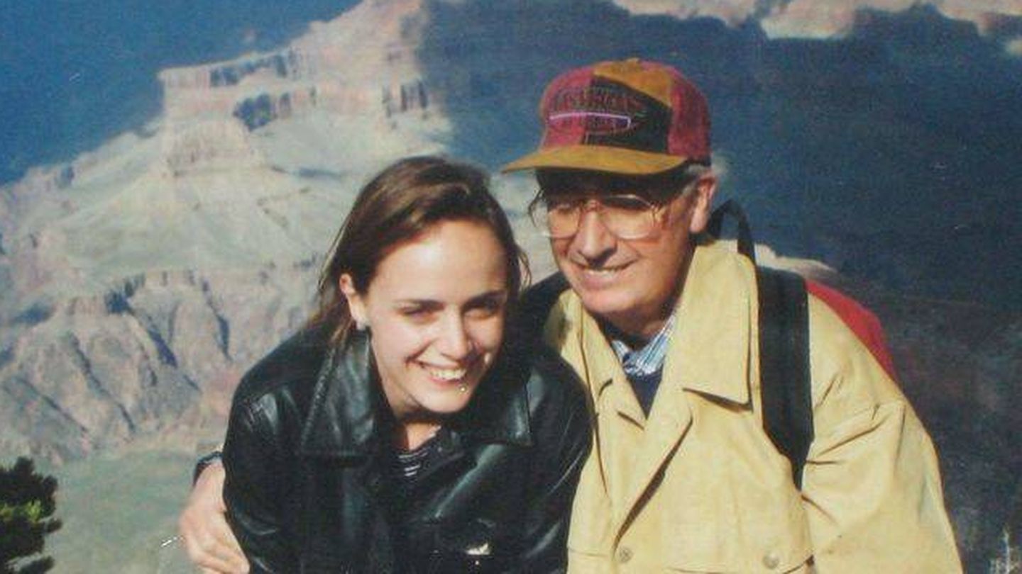Carmen Cordón con su padre, Publio Cordón, en los 90. (Archivo familiar)