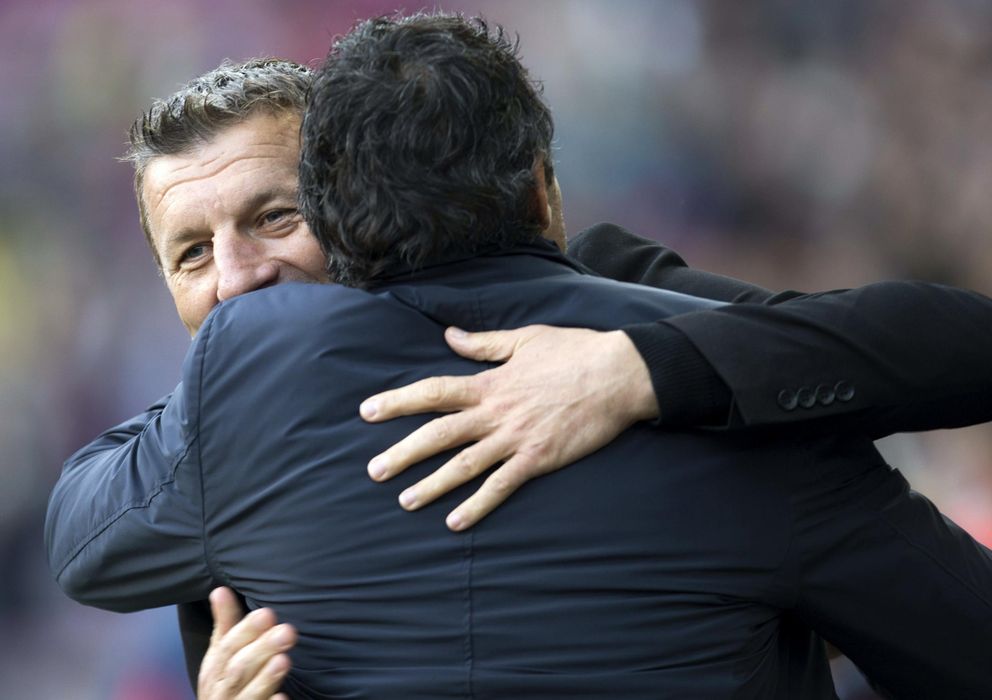 Foto: Djukic abraza a Luis Enrique antes del comienzo del Barcelona-Córdoba (EFE)