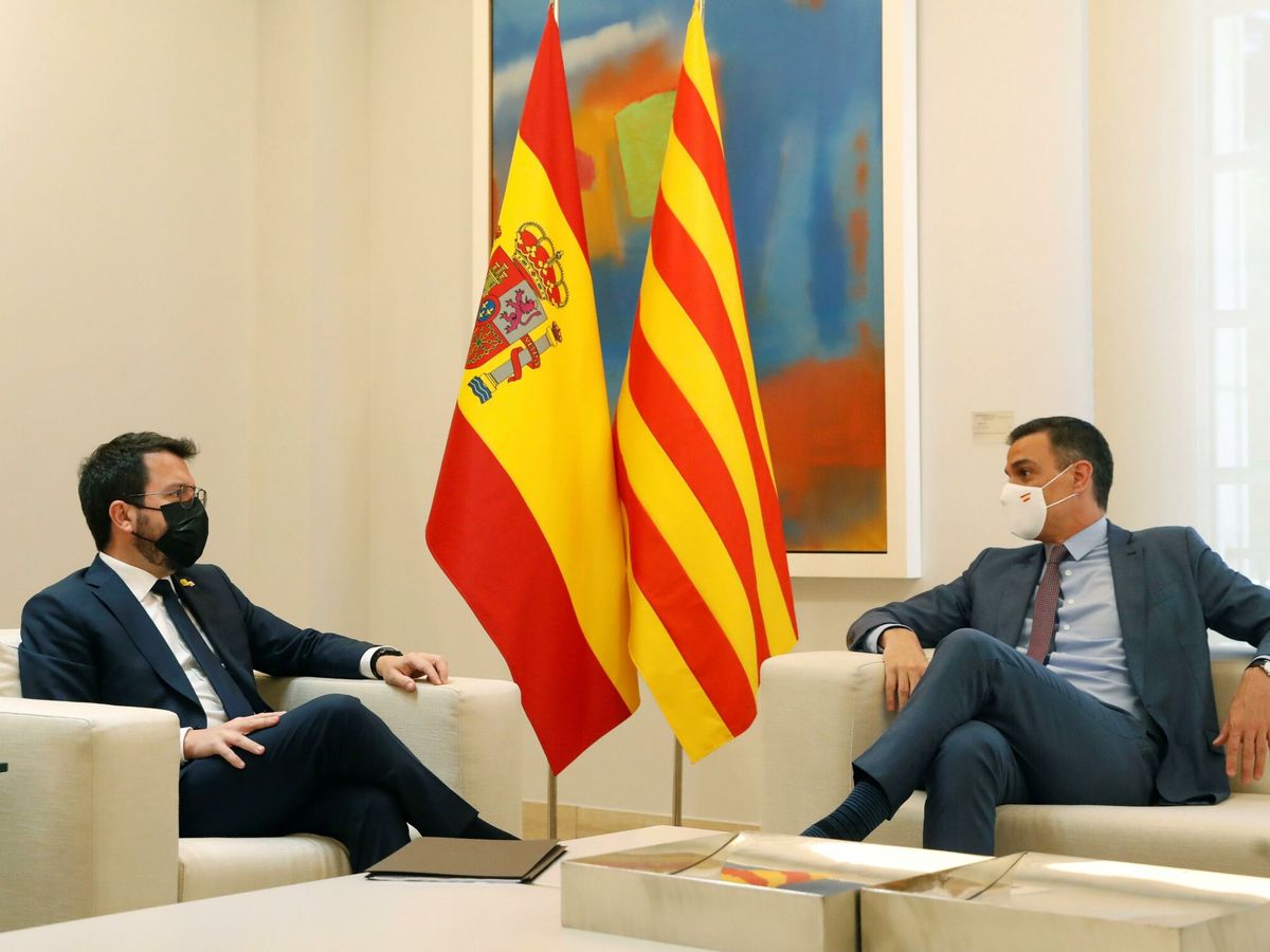 Foto: El presidente del Gobierno, Pedro Sánchez (d), y el presidente de la Generalitat, Pere Aragonès. (EFE)