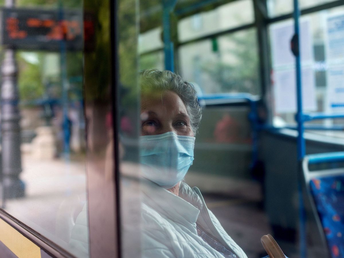 Foto: Una mujer protegida con mascarilla en un autobús en Ourense. (EFE)