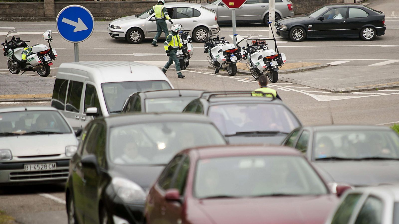 Foto: Una patrulla de la Guardia Civil controla el tráfico. (EFE)