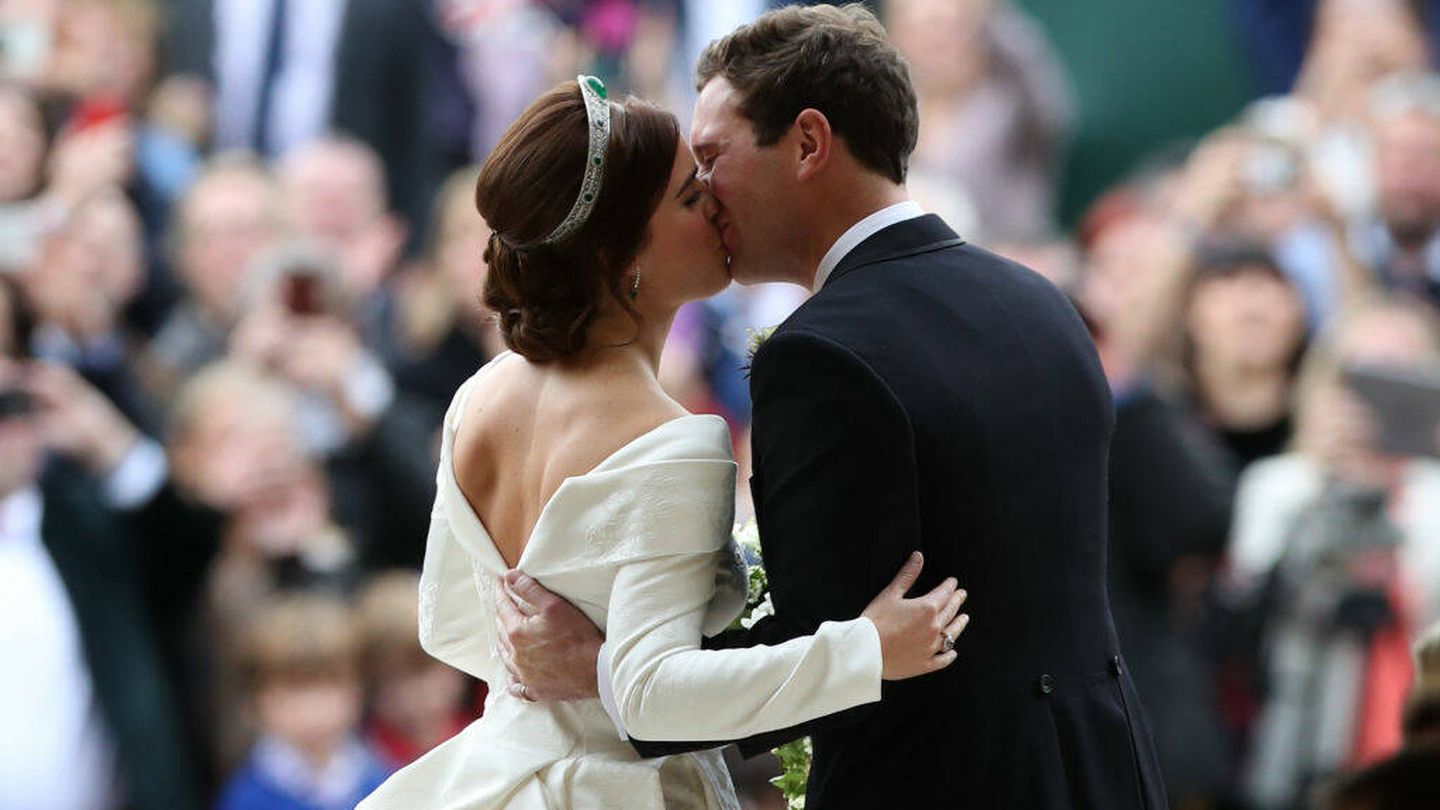 Beso de los novios tras la ceremonia. (Getty Images)