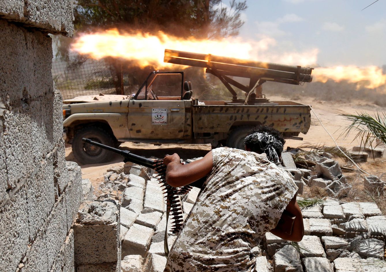 Fuerzas libias aliadas del Gobierno respaldado por la ONU durante combates contra yihadistas del ISIS en Sirte, el 21 de julio de 2016 (Reuters).