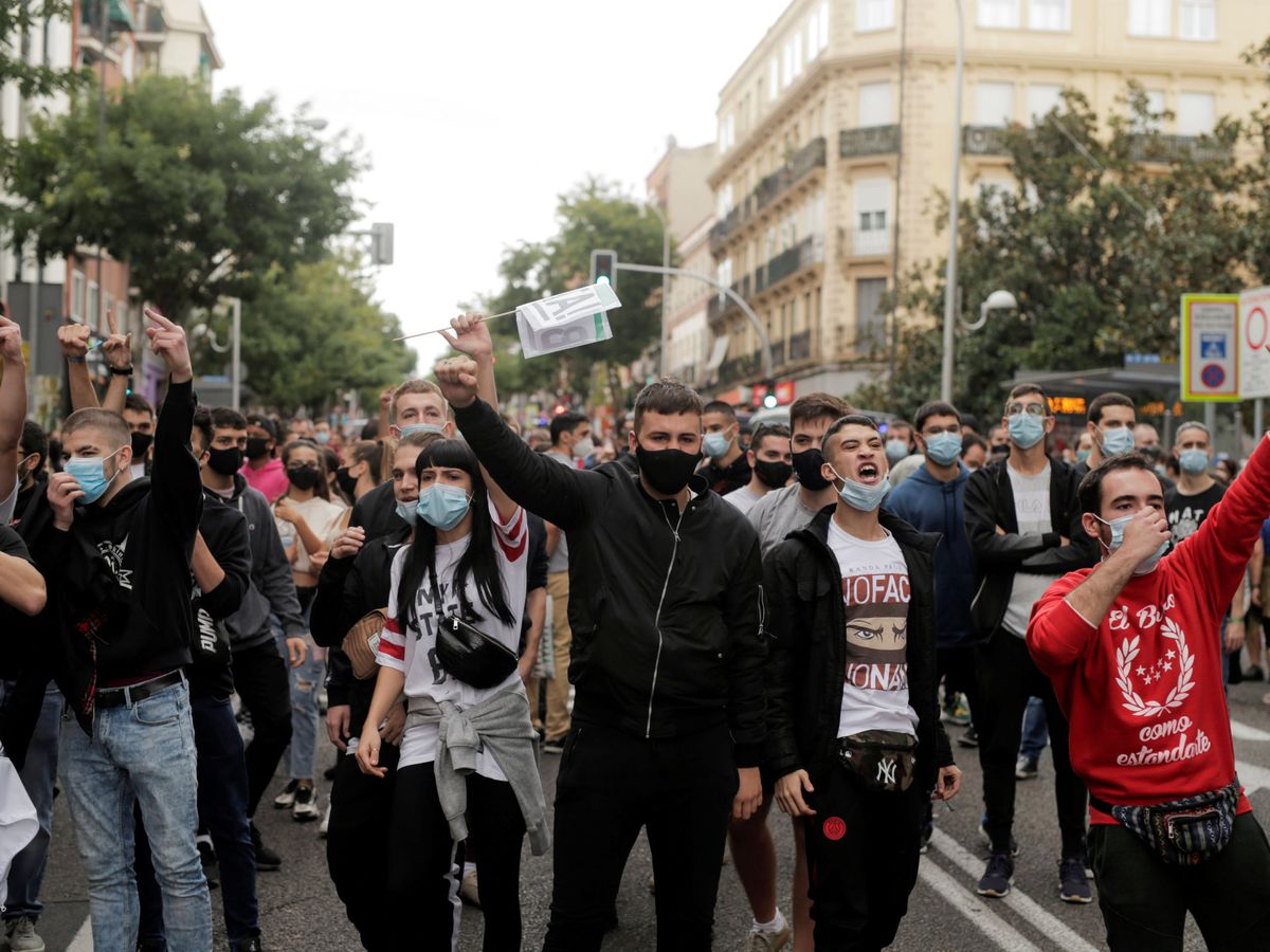 Foto: Los vecinos de Vallecas salen a la calle este domingo para protestar contra las medidas. (Reuters)