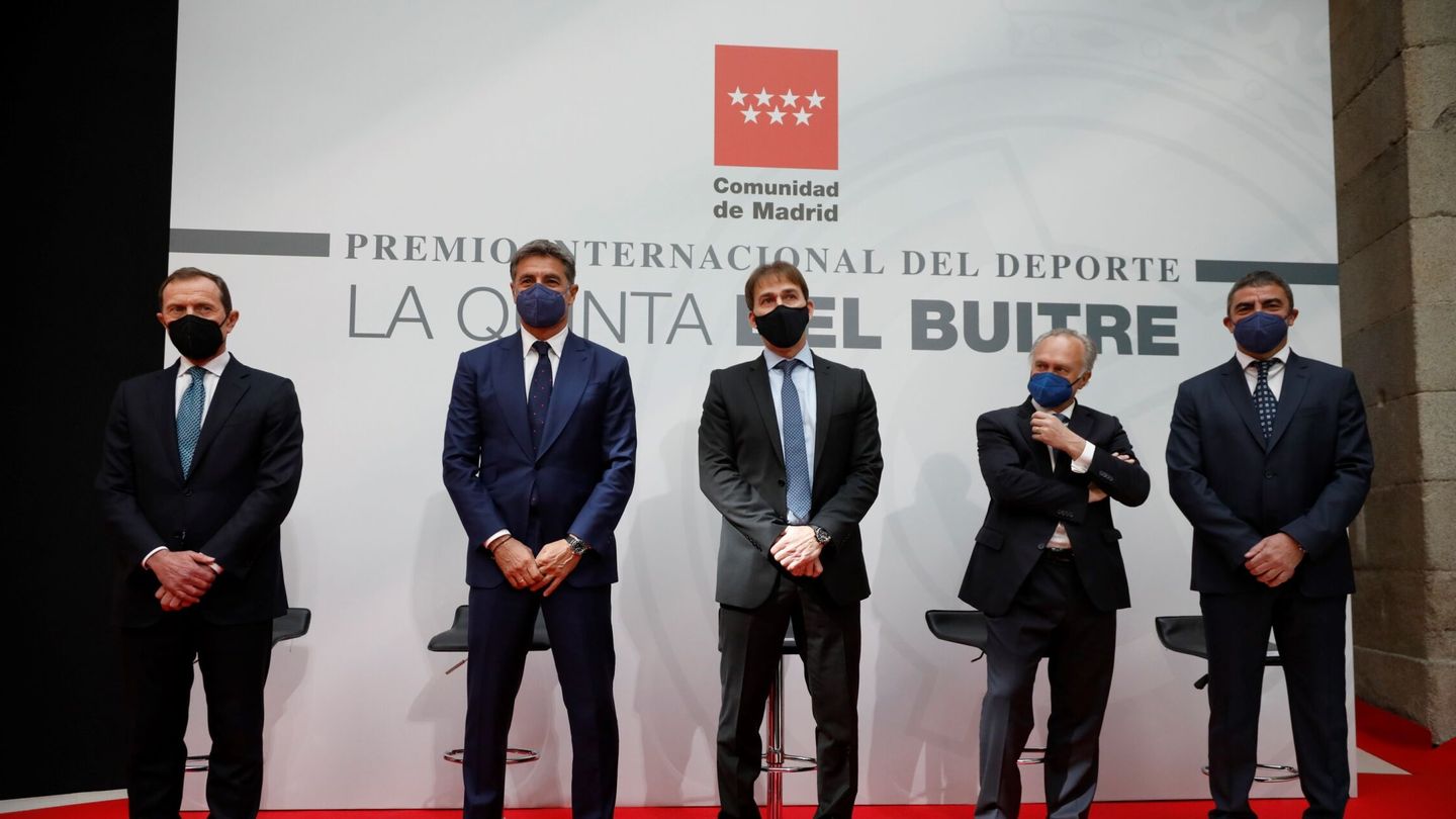 De izquierda a derecha, Butragueño, Míchel, Martín Vázquez, Pardeza y Sanchís antes de recibir el Premio Internacional del Deporte de la Comunidad de Madrid. (EFE/Rodrigo Jiménez)