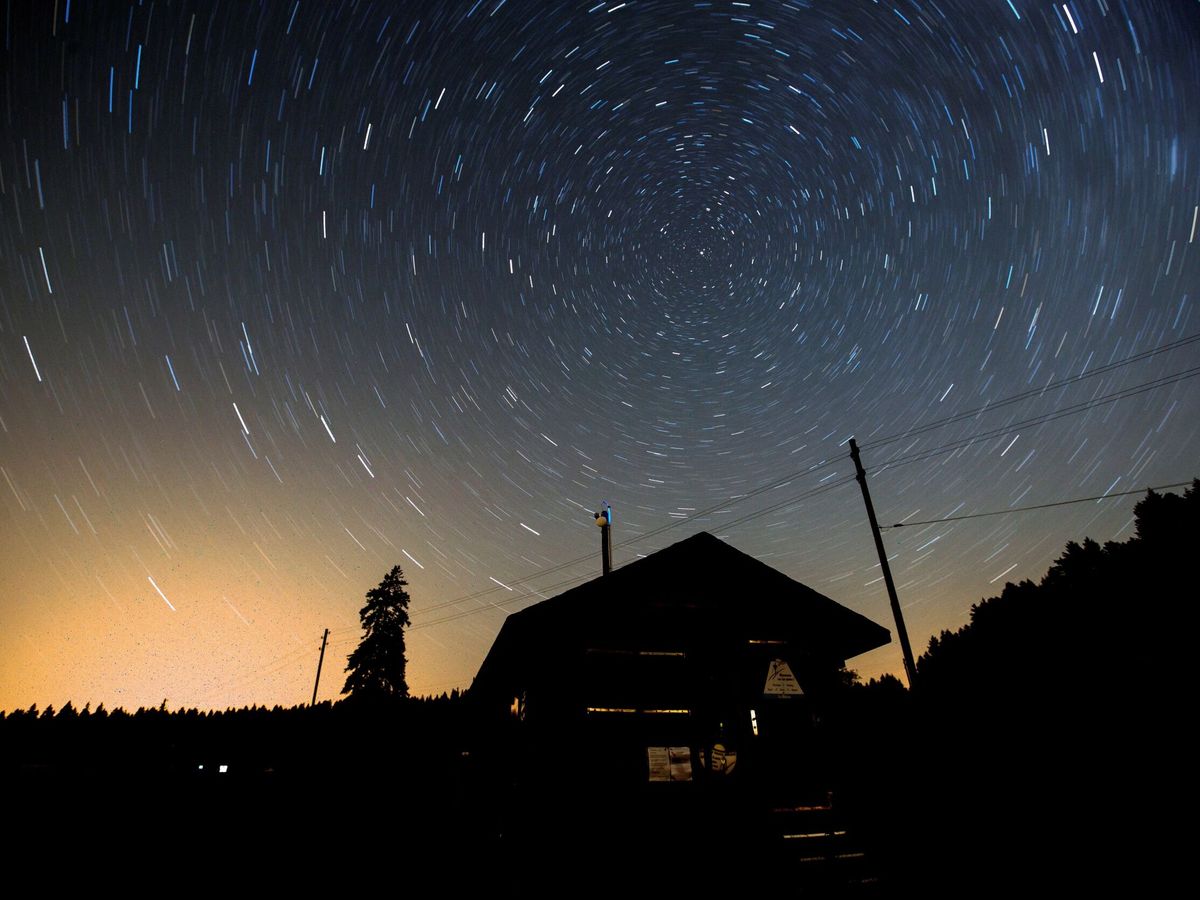 Foto: Fotografía de larga exposición que muestra un cielo estrellado en una imagen de archivo. (EFE)