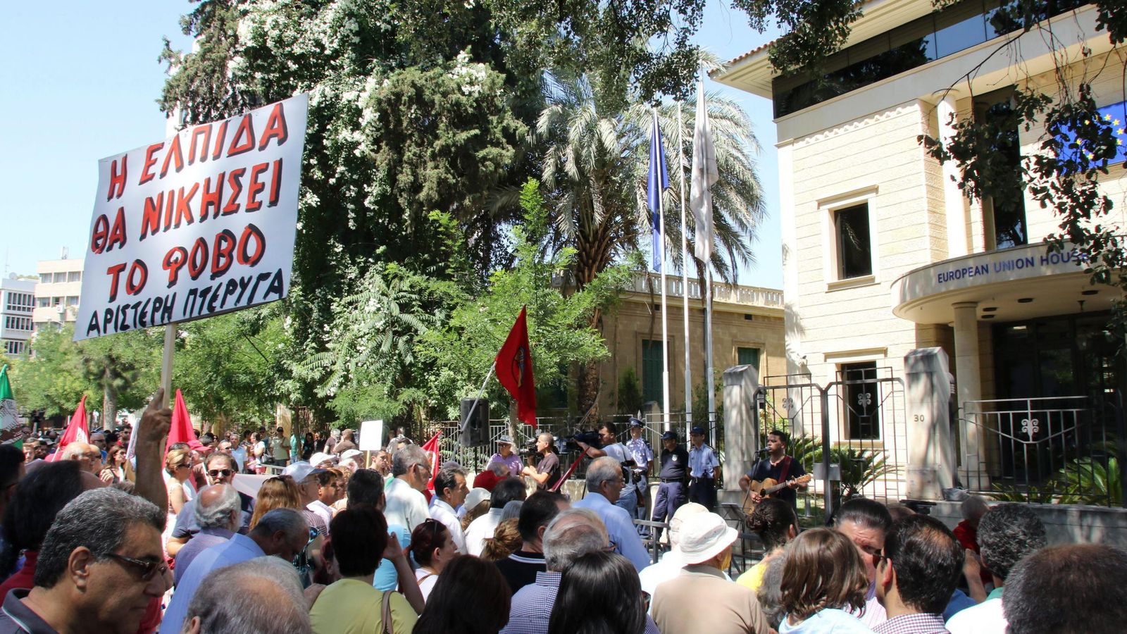 Foto: Manifestación de apoyo a Grecia en Chipre. (Reuters) 