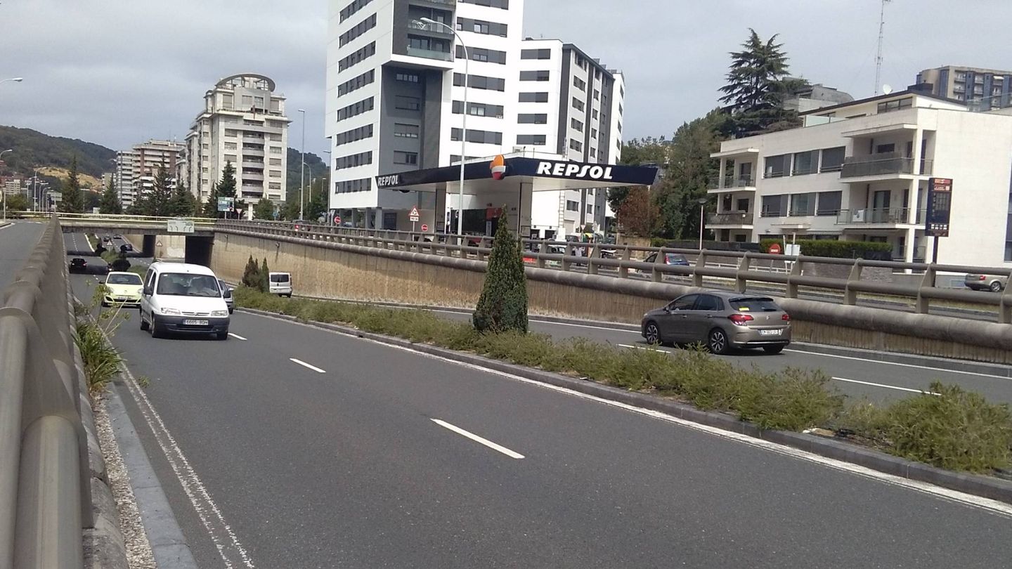 Varios vehículos acceden o abandonan la ciudad por la avenida de Tolosa. (EC)