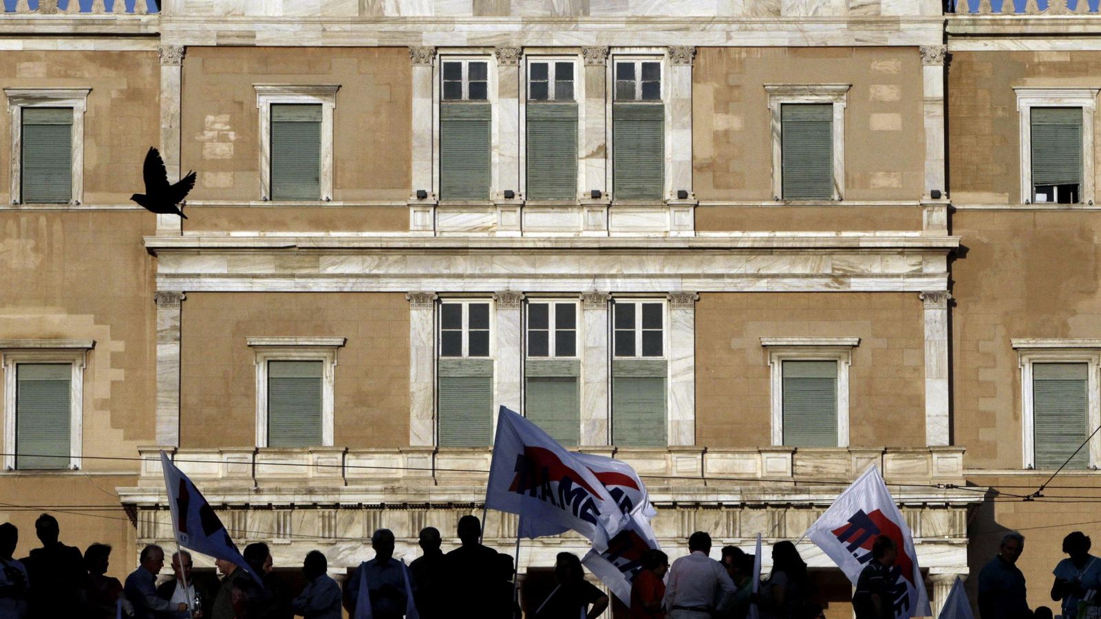 Foto: Afiliados al sindicato comunista PAME se manifiestan en contra de la austeridad en Atenas. (EFE)