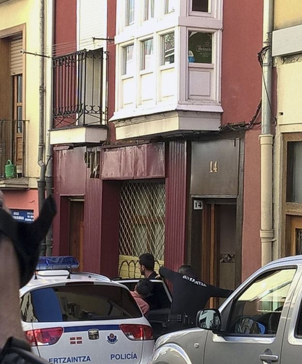 Foto: Dos agentes de la Ertzaintza trasladan al presunto asesino. (Efe)