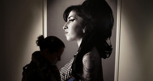 Una foto de la cantante que forma parte de una exposición en Portugal. (EFE)