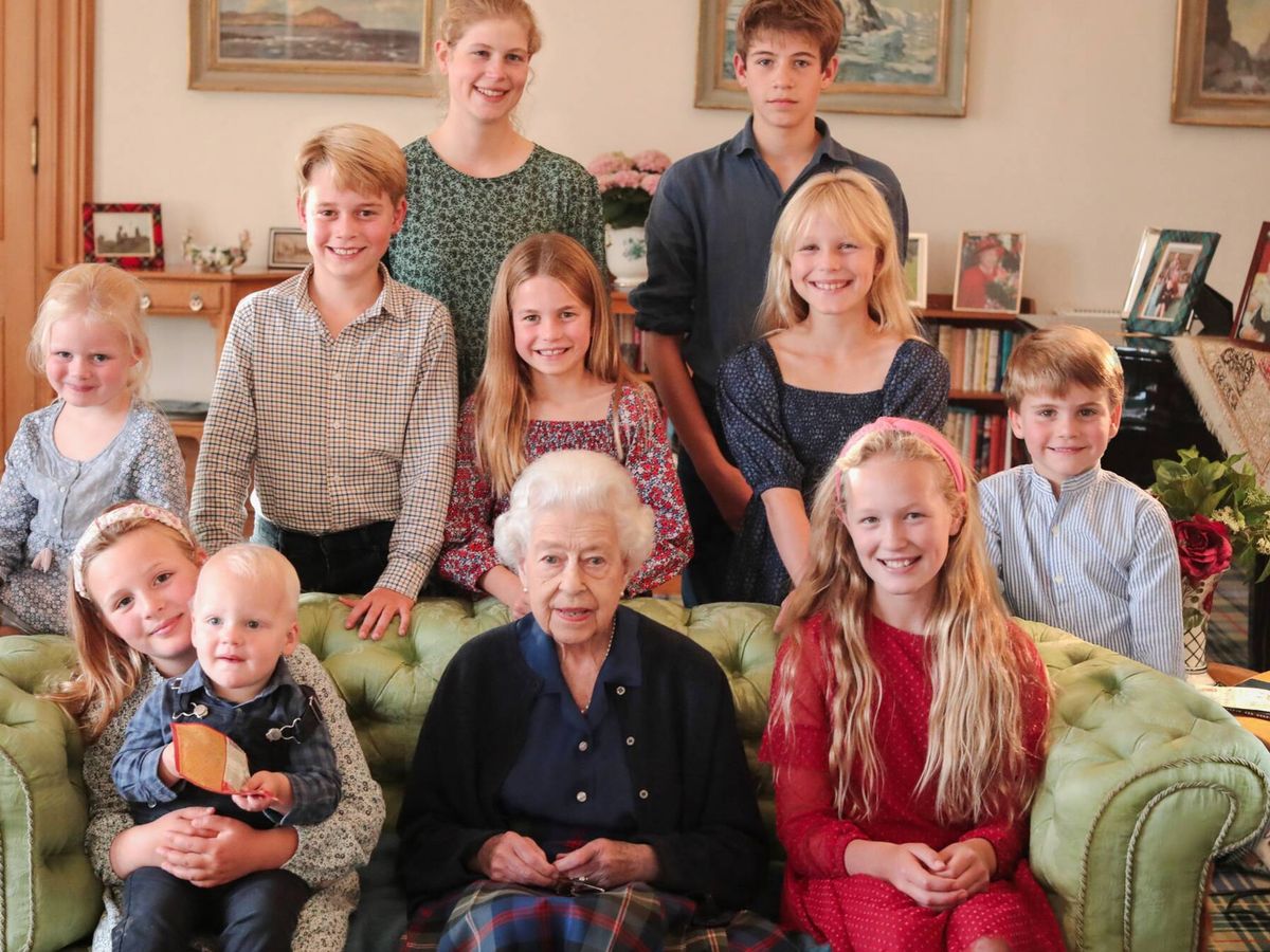 Foto:  La reina Isabel, con sus nietos pequeños y algunos de sus bisnietos. (Kensington Palace)