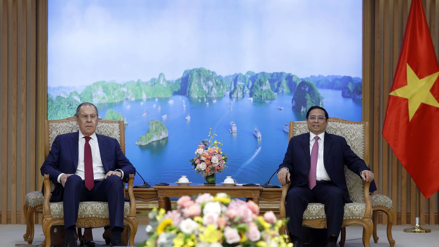 El ministro ruso de Exteriores, Serguéi Lavrov (i), junto al primer ministro vietnamita, Pham Minh Chinh, en Hanoi, Vietnam. (EFE/ Luong Thai Linh)