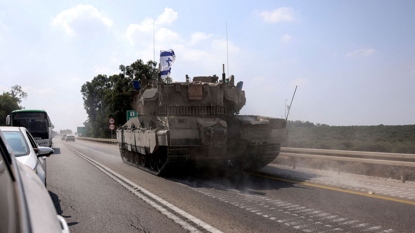 Foto: Un tanque israelí se dirige a los combates en la zona sur del país. (Reuters/Ronen Zvulun)