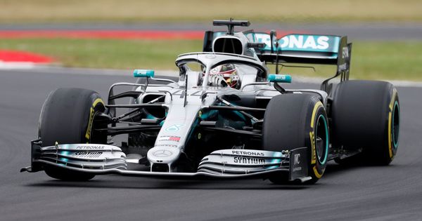 Foto: Lewis Hamilton al volante de su Mercedes en Silverstone. (Reuters)