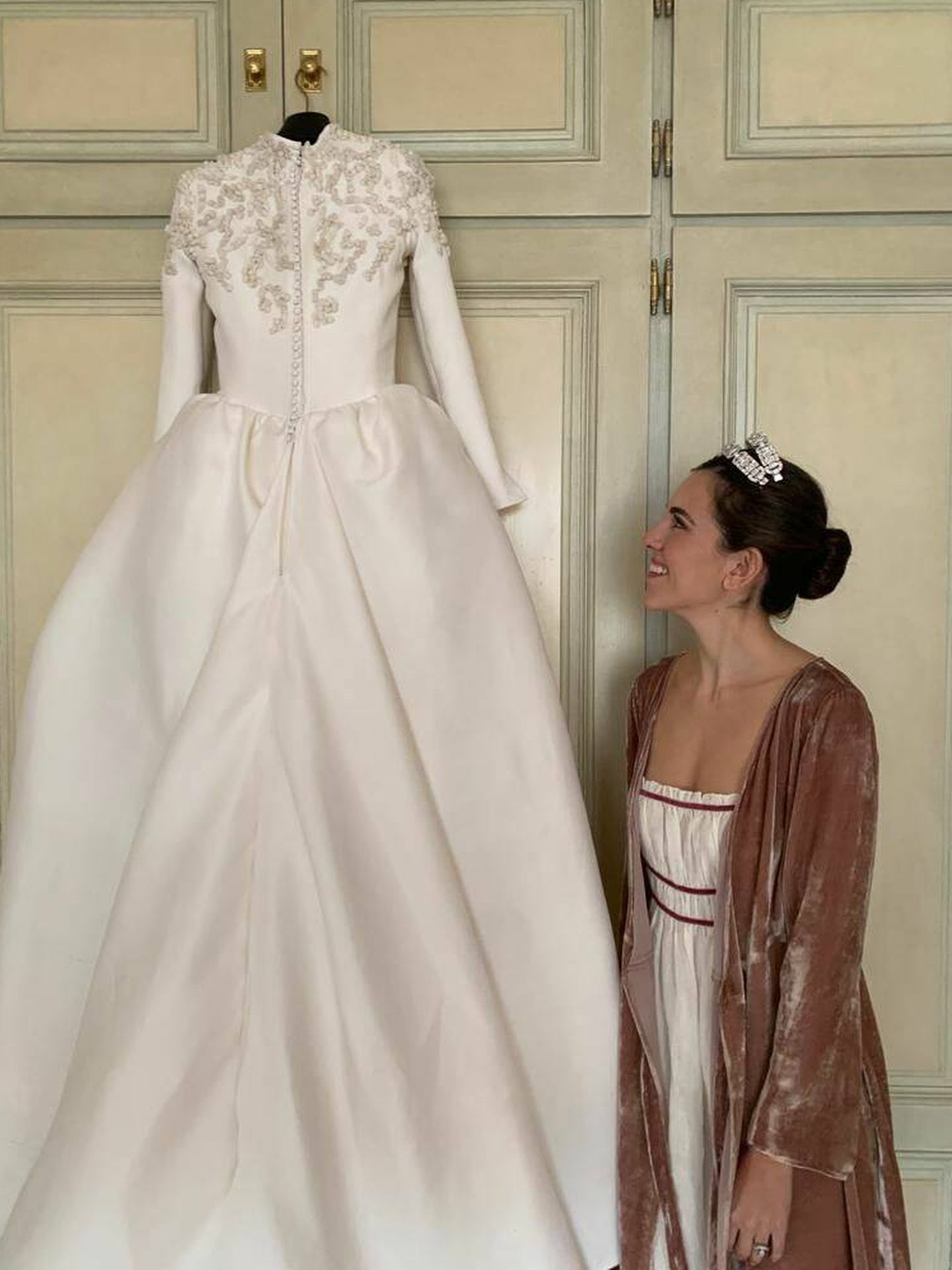 Carmen Manrique admira ilusionada su vestido de novia confeccionado por Jorge Vázquez. (Cortesía)