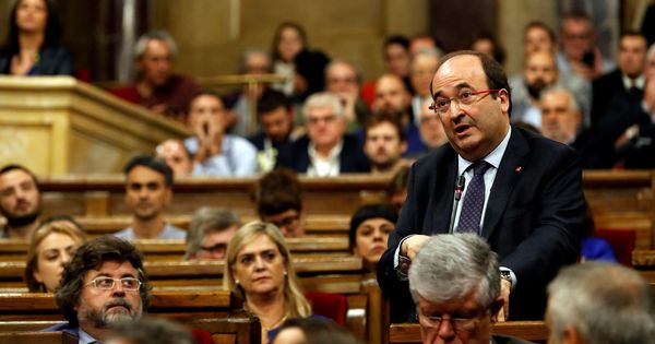 Foto: Miquel Iceta, primer secretario del PSC, este 27 de octubre en el pleno del Parlament. (EFE)