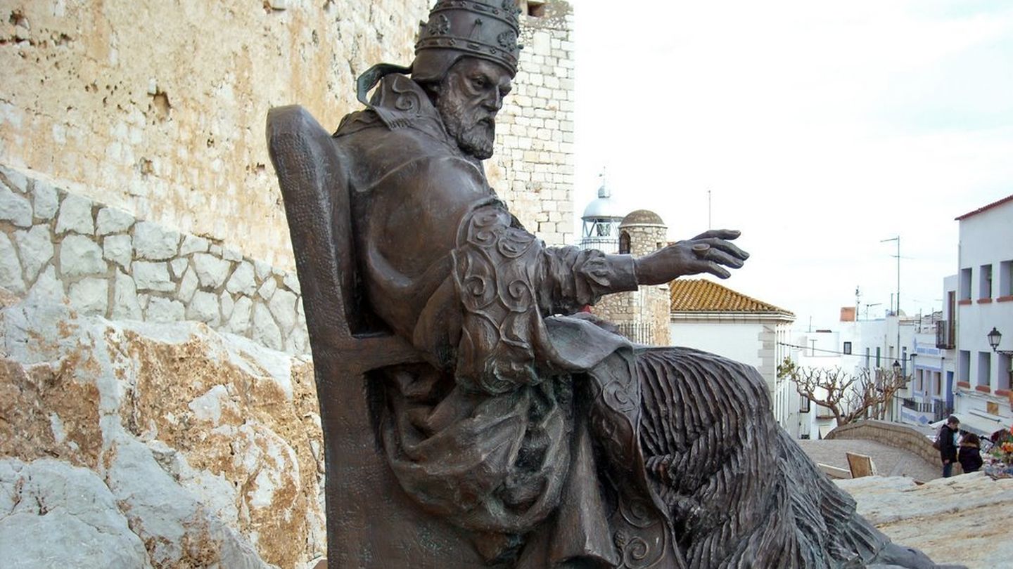 Estatua del Papa Luna en Peñíscola (Panoramio).