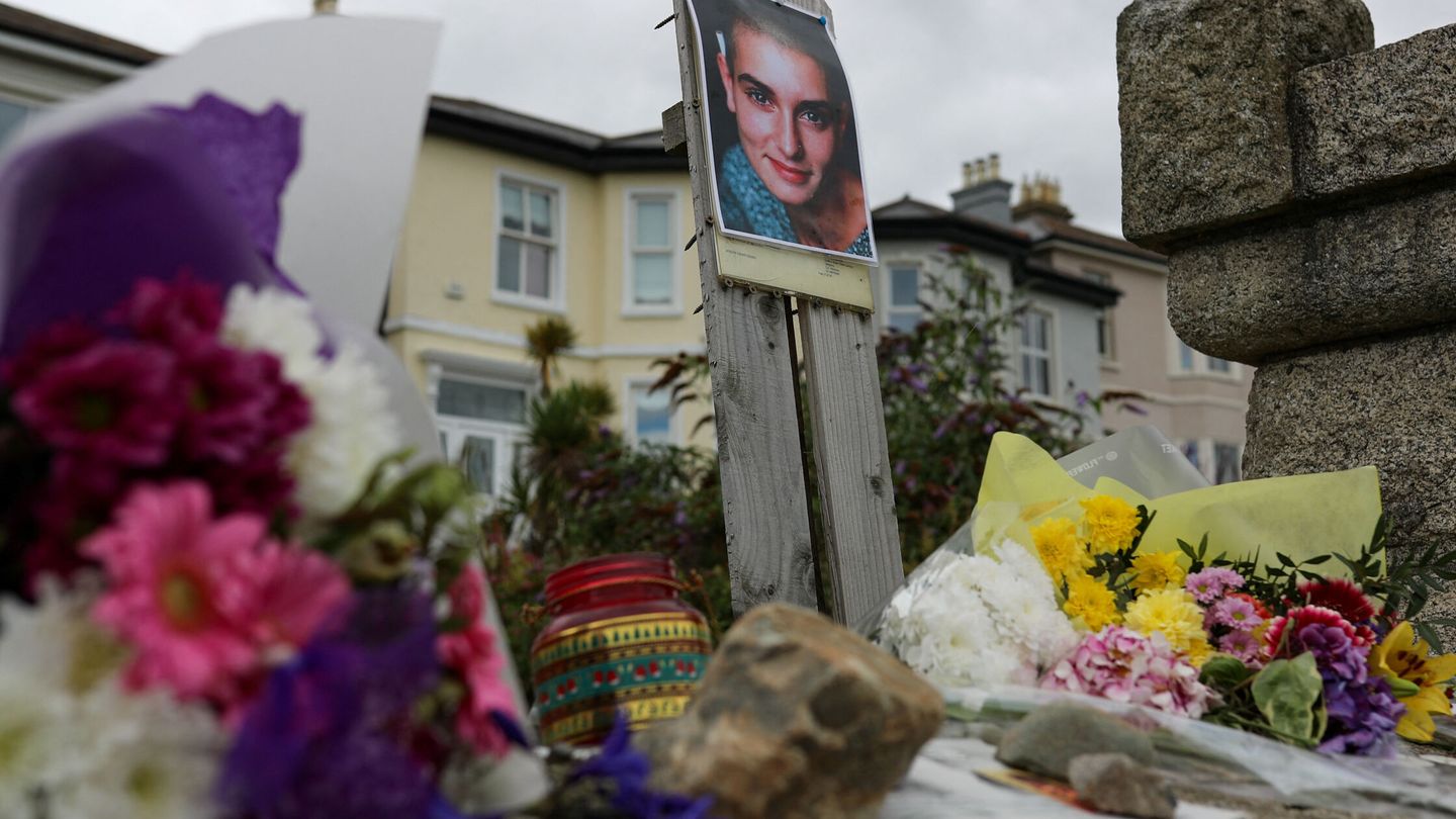 Los fans se despiden de Sinéad O'Connor dejando flores, cartas y fotos frente a su casa en Irlanda. (Reuters)