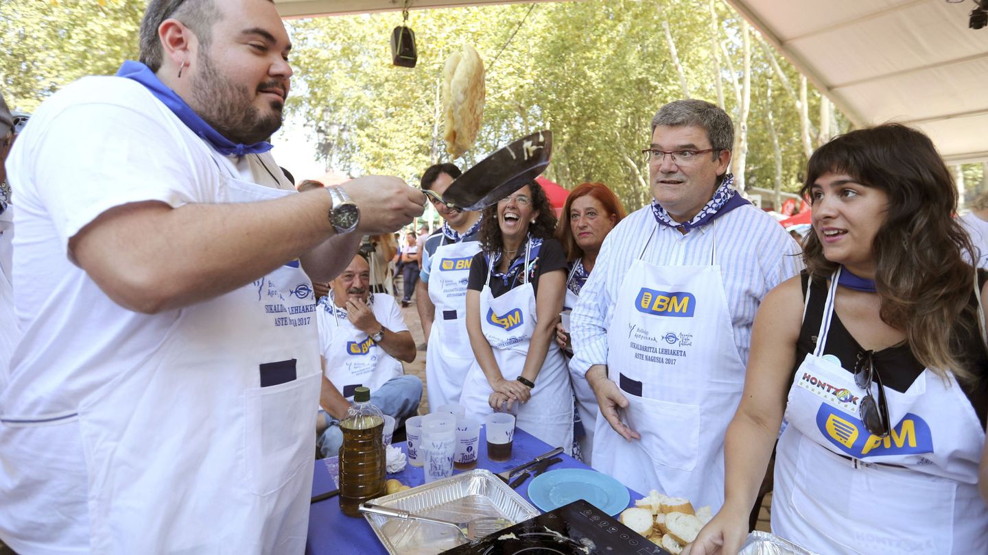Juan Mari Aburto, con gafas, participa en el concurso de tortillas con motivo de las fiestas. (EFE)