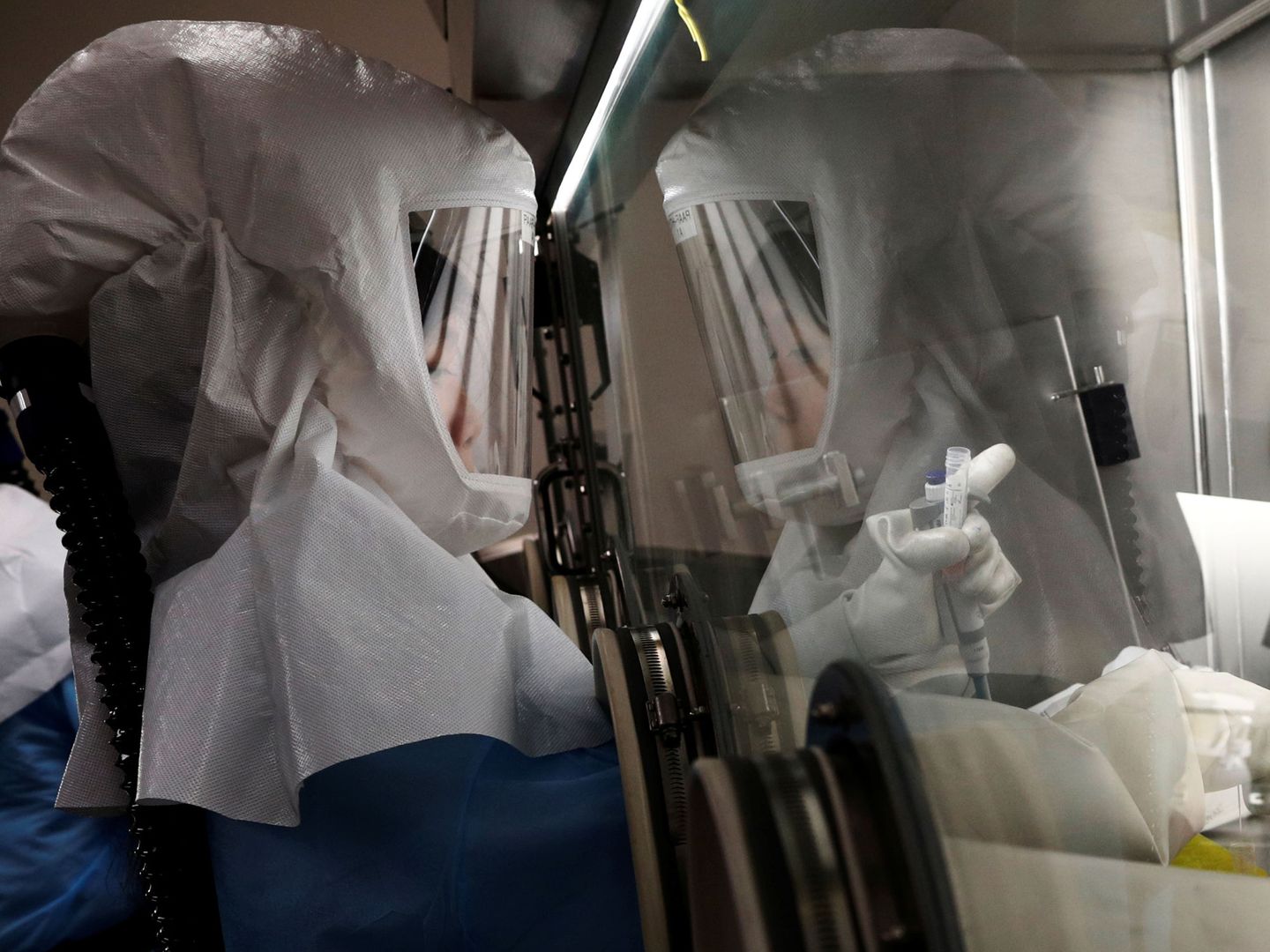 Un científico realizando un test de coronavirus en Singapur (Reuters)