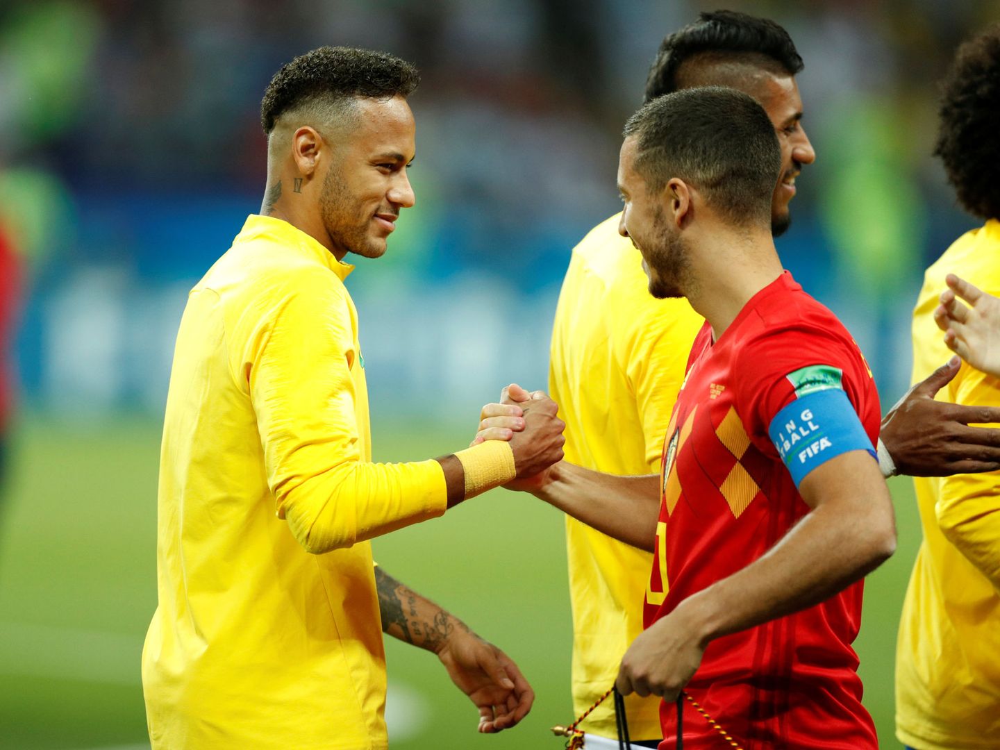 Neymar y Hazard se saludan en un partido con sus selecciones. (Efe)