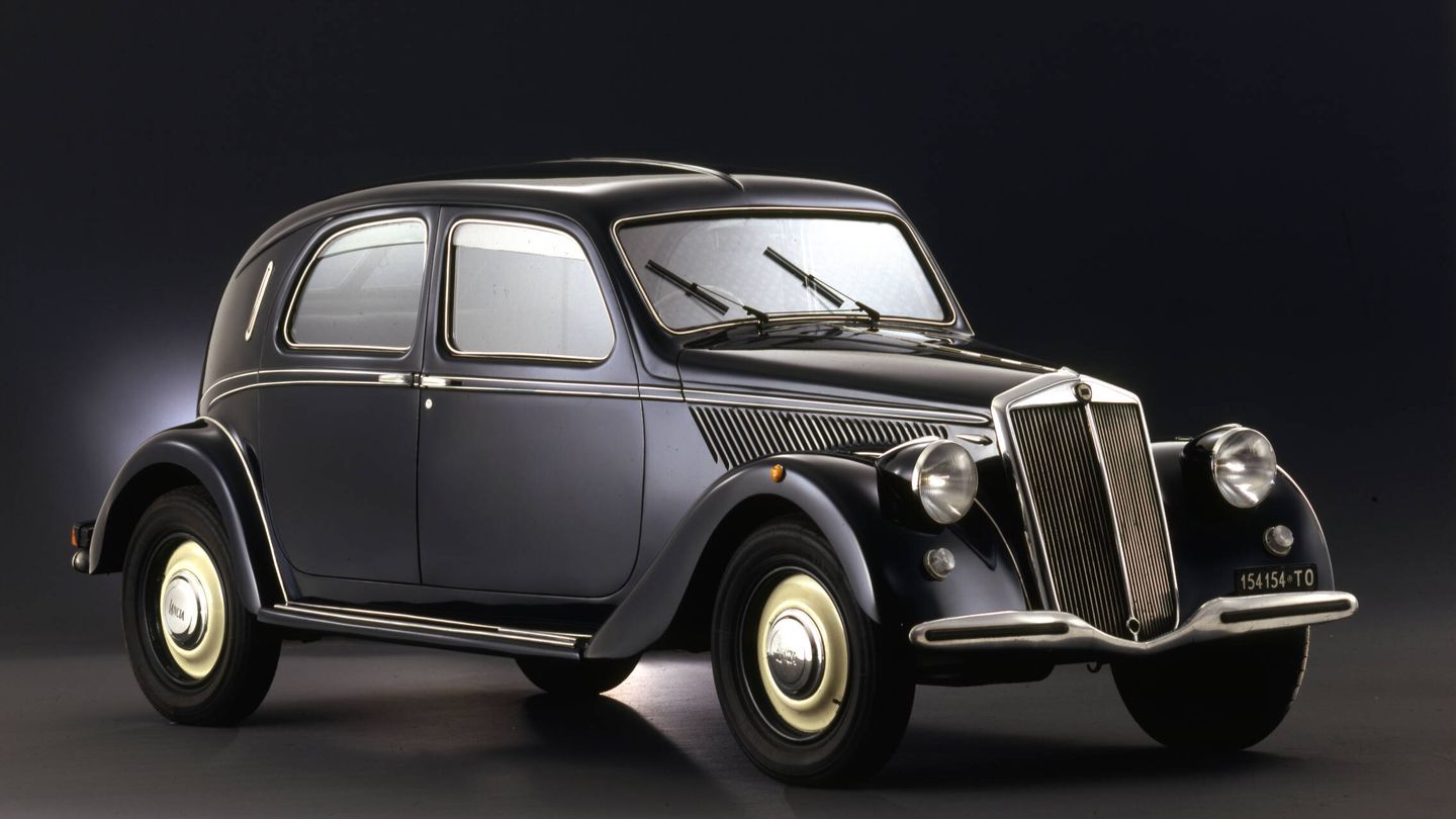 En 1936 es presentado el Aprilia, con motor V4 y considerado el primer Lancia de la era moderna.