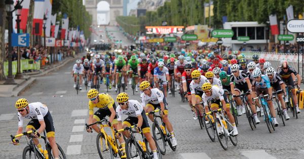 Foto: Los ciclistas ruedan en pelotón durante la última etapa del Tour de Francia 2017. (REUTERS)