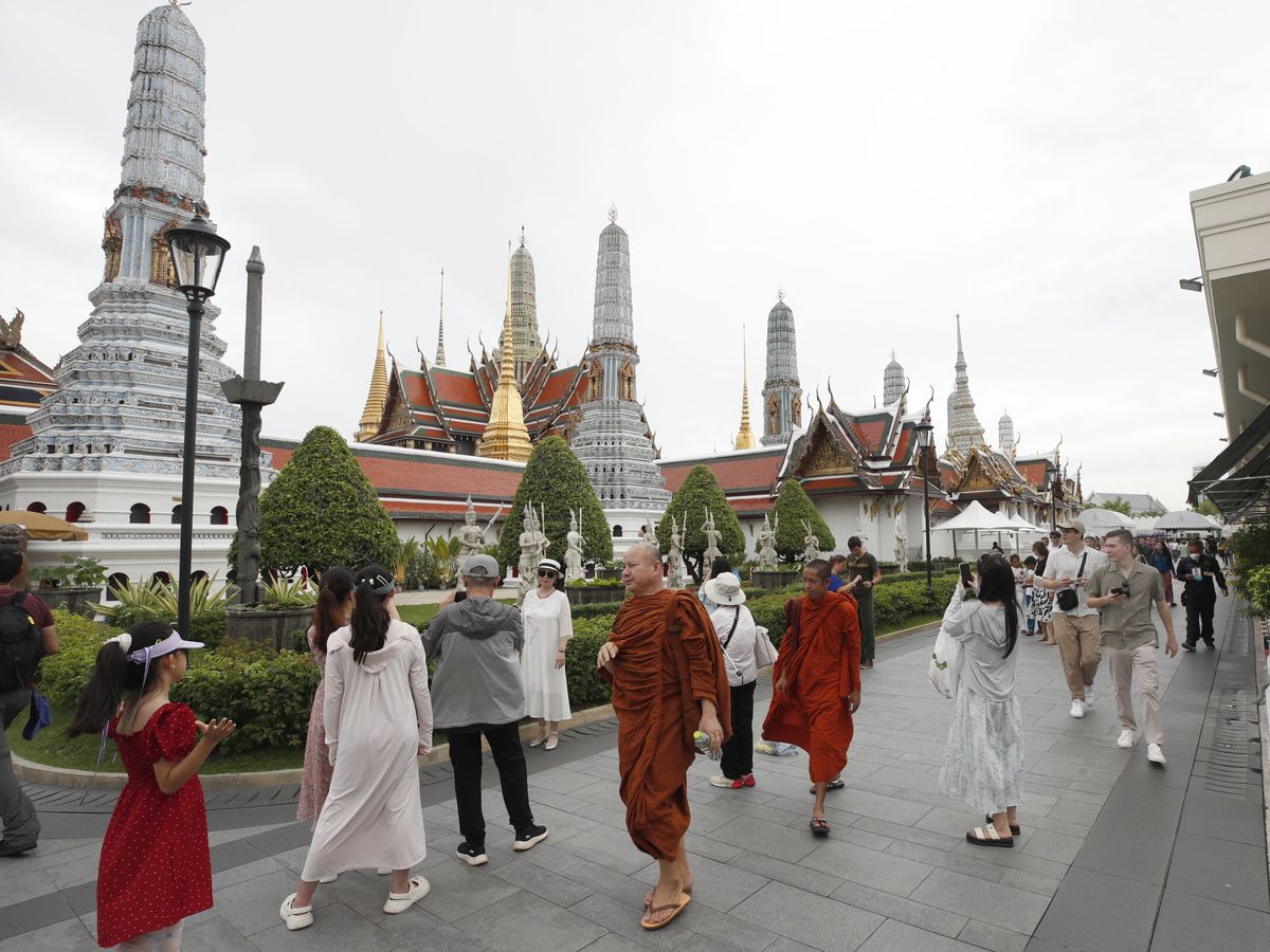 Foto: Turistas durante una visita en la ciudad de Bangkok, en Tailandia. (EFE/Rungroj Yongrit)