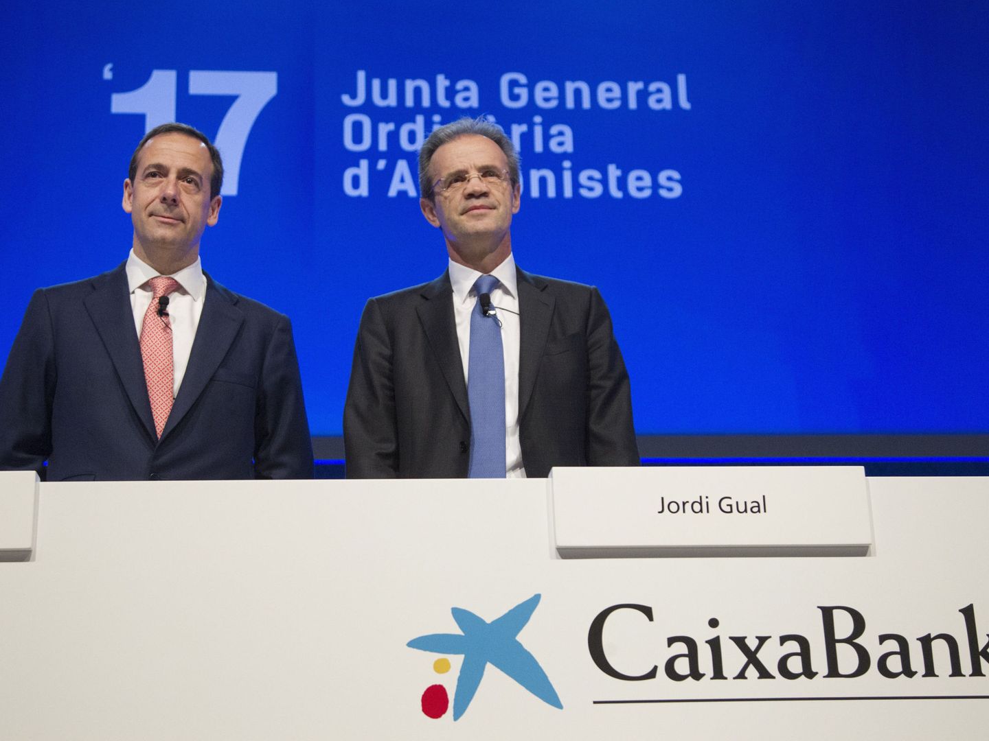 El consejero delegado de CaixaBank, Gonzalo Gortázar (i), y el presidente de CaixaBank, Jordi Gual (d). (EFE)