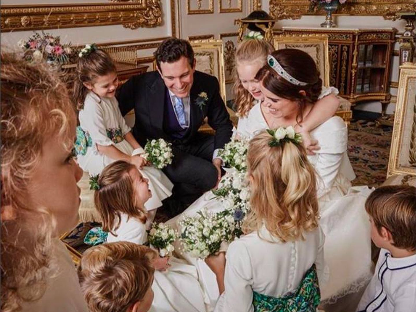 Los niños rodean a la novia. (Instagram @princesseugenie)