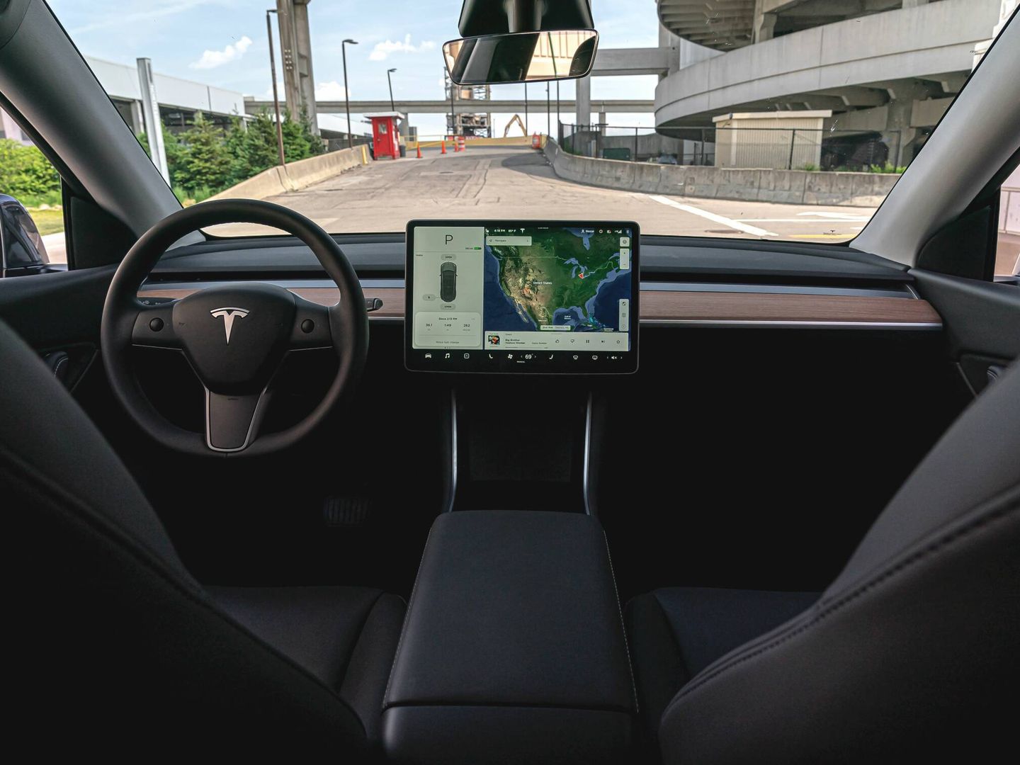 Según Tesla, sus coches ya equipan el hardware que permitirá en el futuro dotarles de conducción autónoma.