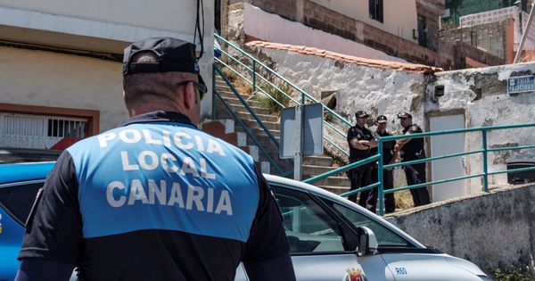 Foto: La Policía Local Canaria se presentó rápidamente en el lugar de los hechos (EFE/Ángel Medina)