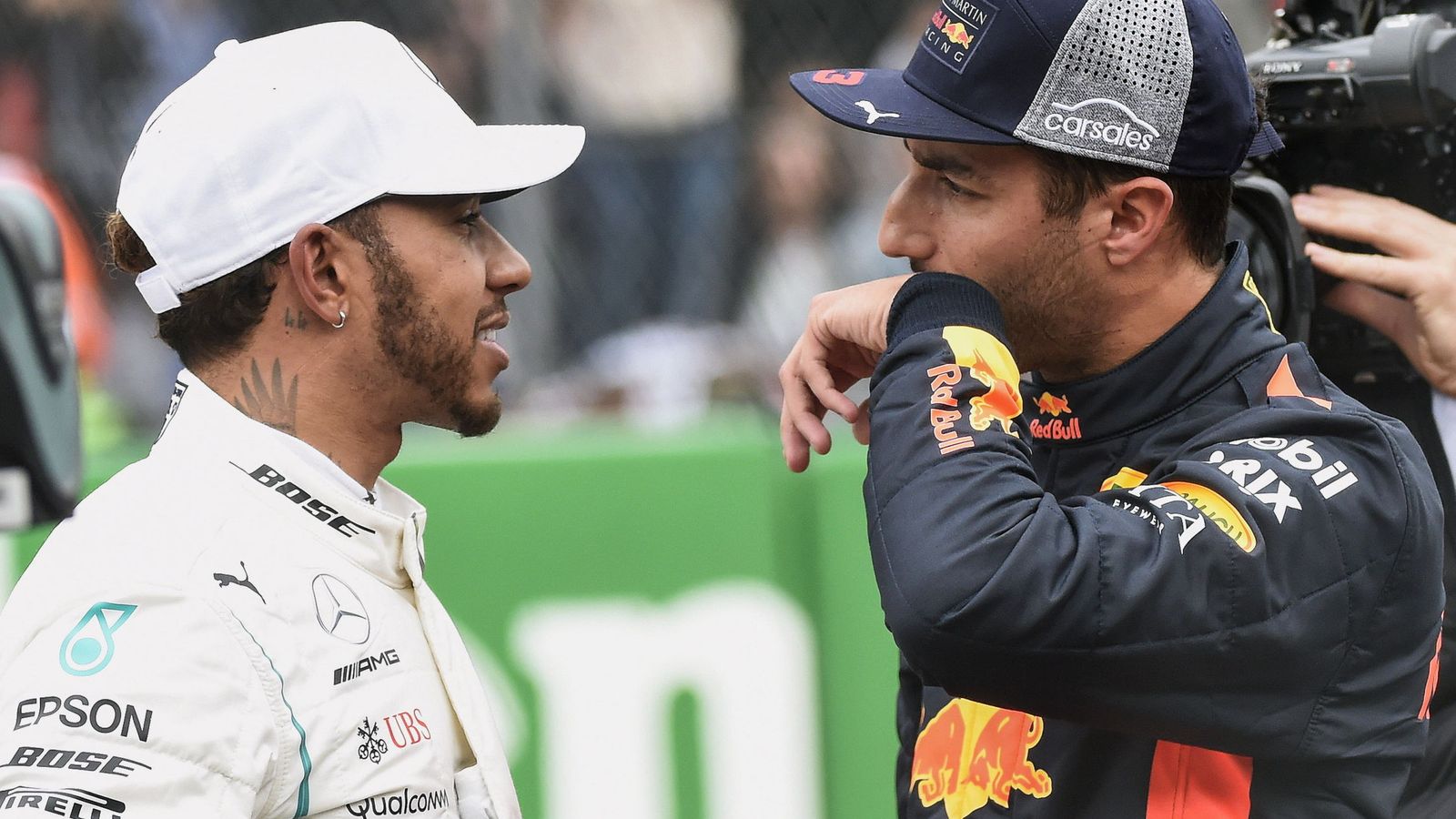 Foto: Daniel Ricciardo junto a Lewis Hamilton. (EFE)