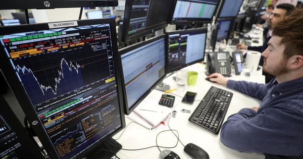 Foto: Traders looks at financial information on computer screens on the ig index trading floor